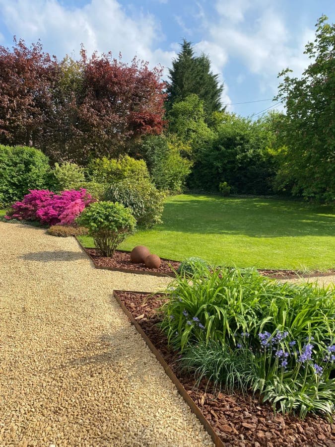 Bordure acier Corten dans un jardin — Elp! Espaces Verts Namur
