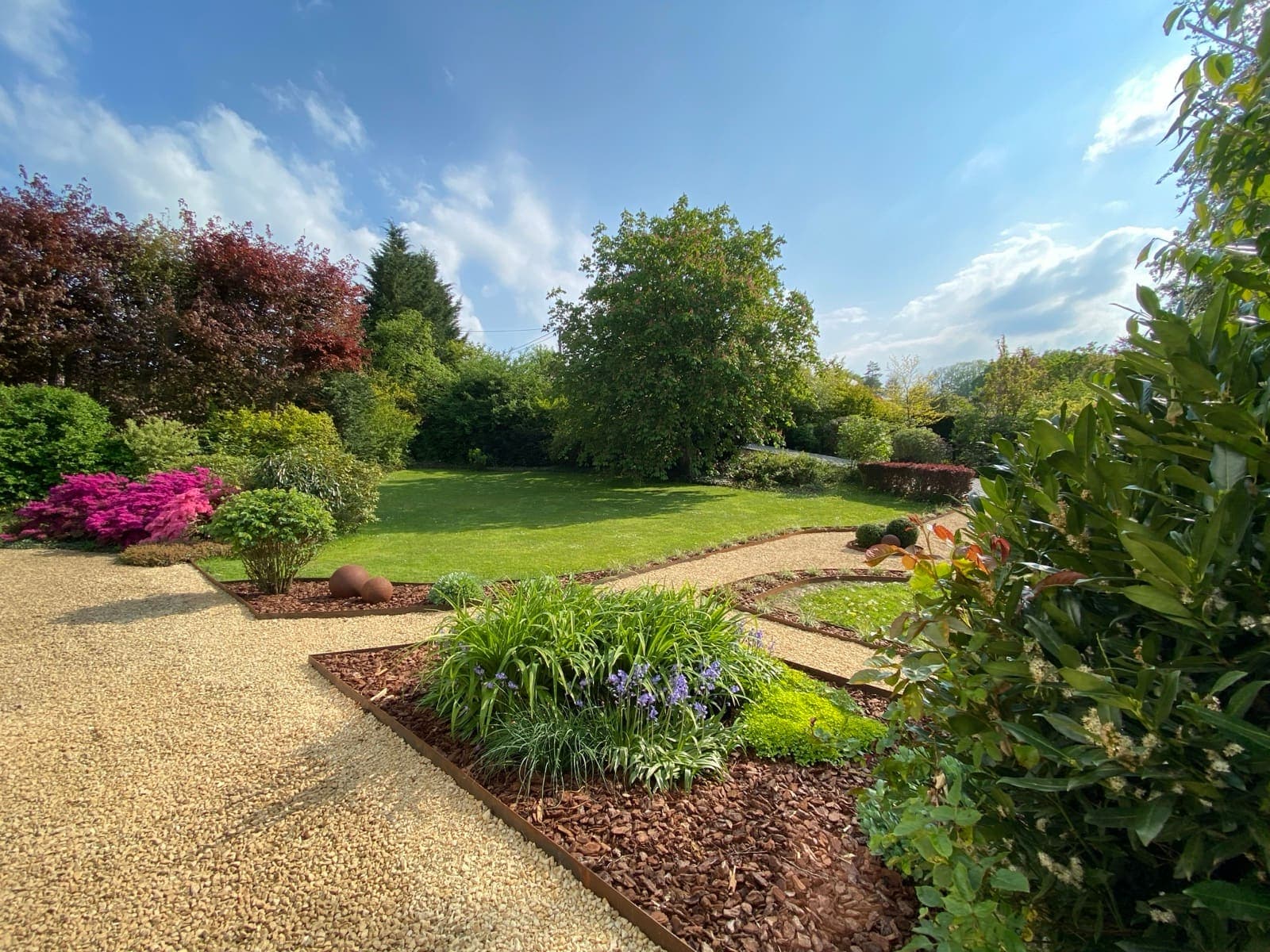 Jardin aménagé avec sentier corten, azalées et agapanthes — Elp! Namur